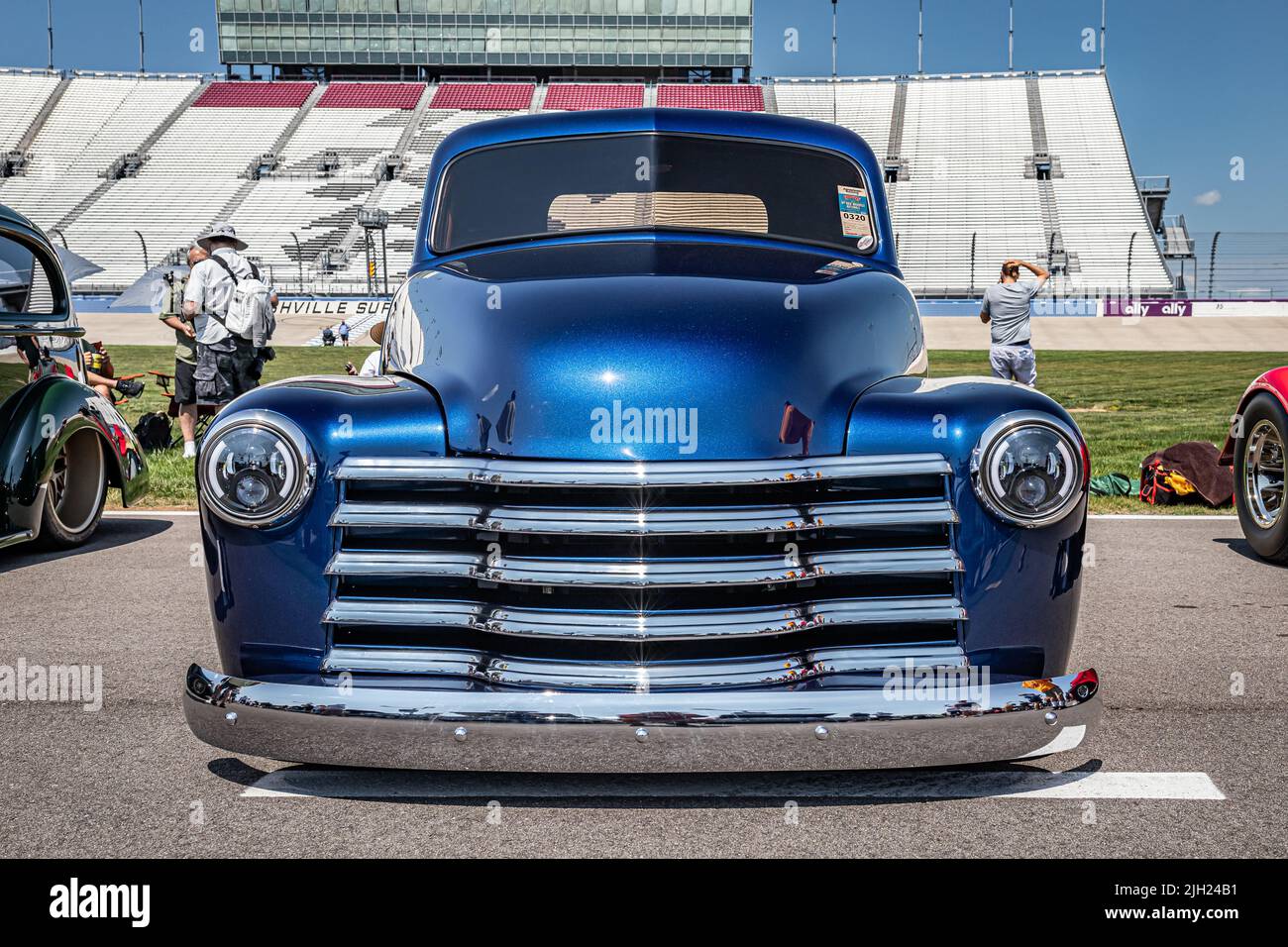 Libanon, TN - 14. Mai 2022: Low-Perspective-Frontansicht eines Chevrolet Advance Design 3100 Pickup-Trucks aus dem Jahr 1952 auf einer lokalen Automesse. Stockfoto
