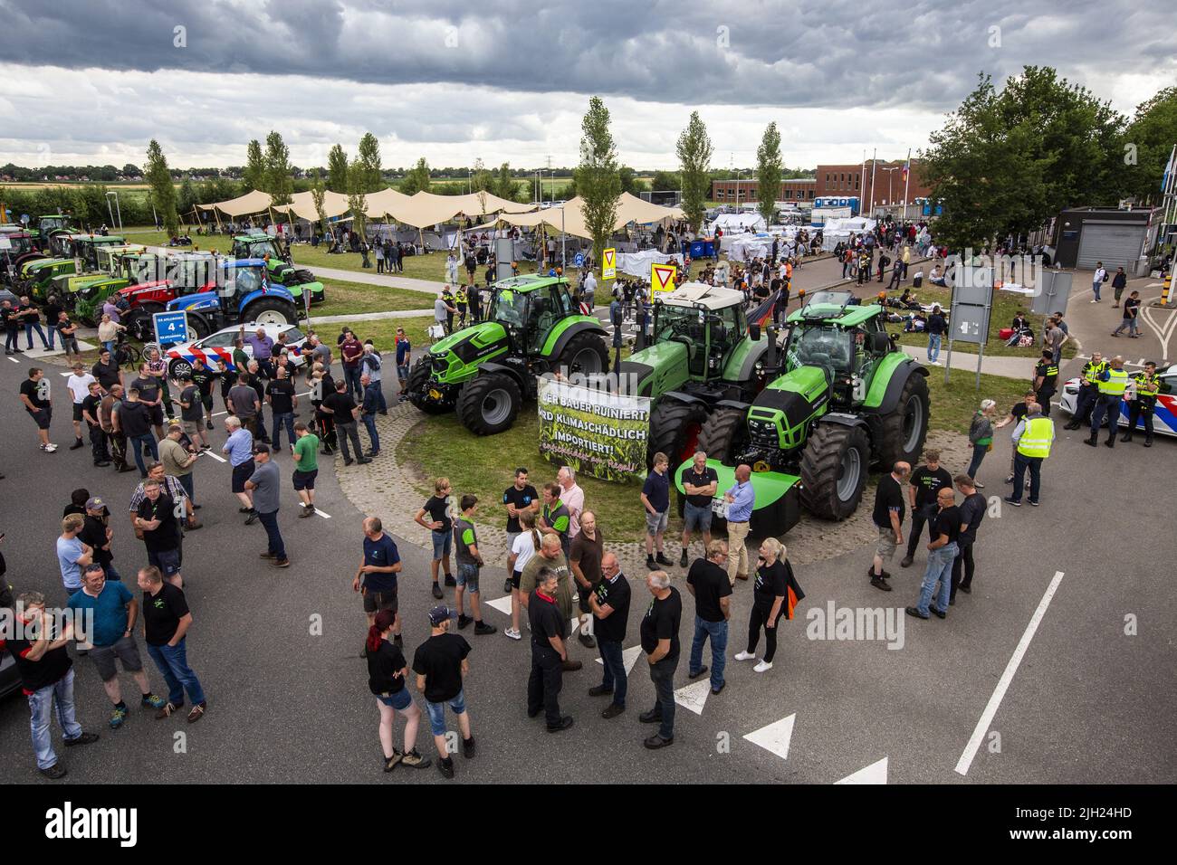 2022-07-14 15:09:00 TER APEL - Niederländische und deutsche Landwirte protestieren gegen die Stickstoffpolitik der Regierung im Antragszentrum für Asylbewerber in Ter Apel. Die Landwirte befürchten, dass diese Pläne ihre Unternehmen hart treffen werden. ANP VINCENT JANNINK niederlande Out - belgien Out Stockfoto