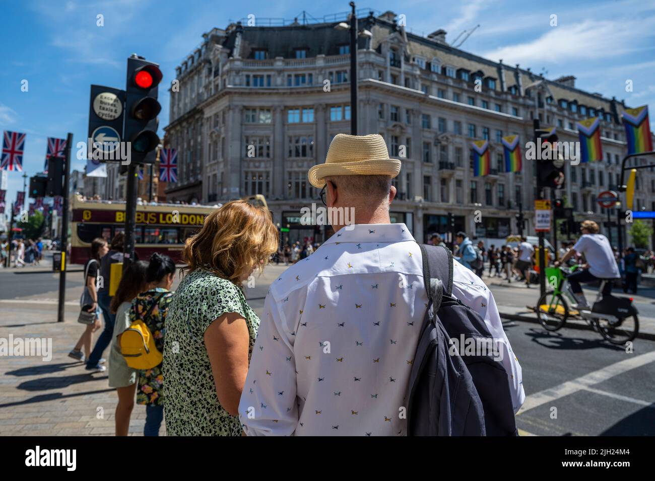 London, Großbritannien. 14. Juli 2022. Einkäufer in der Oxford Street, während die Hitzewelle anhält. Am Vortag berichtete das Amt für Nationale Statistik (ONS), dass bis Anfang Juli insgesamt 200.247 COVID-Todesfälle registriert wurden. Die Daten zu den Fällen stammen hauptsächlich aus der wöchentlichen Infektionsbefragung VON ONS, die letzte Woche einen Höchststand seit April zeigte. In der letzten Juni-Woche wurde geschätzt, dass 2,7 Millionen Menschen COVID-19 in Privathaushalten hatten, ein Anstieg von 18 % gegenüber 2,3 Millionen in der Vorwoche, da eine neue Welle des Virus Großbritannien trifft, hauptsächlich getrieben von den Omicron-Subvarianten BA.4 und BA.5. Cr Stockfoto