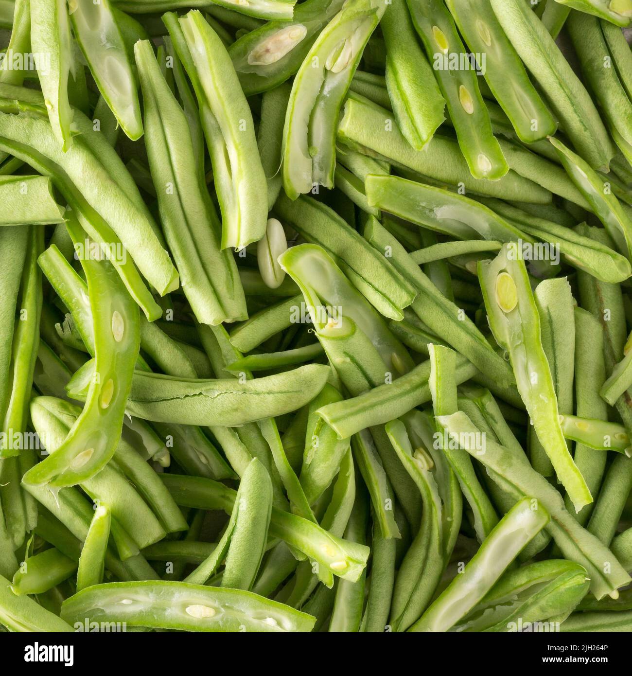 Stapel von geschnittenen und gereinigten grünen Bohnen, auch als französische Bohnen, Schnur Bohnen oder Druckknöpfe bekannt, Gemüse zum Kochen vorbereiten, Lebensmittel Hintergrund Stockfoto
