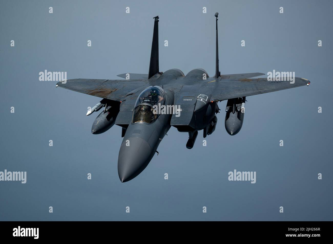 Al Udeid Air Base, Katar. 13.. Juli 2022. Ein Kampfflugzeug der US-Luftwaffe F-15E Strike Eagle, das der Expeditionary Fighter Squadron von 335. zugewiesen wurde, nähert sich während einer Schnelleinsatzübung des Central Command am 13. Juli 2022 in der Nähe der Al Udeid Air Base, Katar, dem Tanken eines KC-135R Stratotankers. Kredit: SSGT. Christian Sullivan/USA Air Force/Alamy Live News Stockfoto