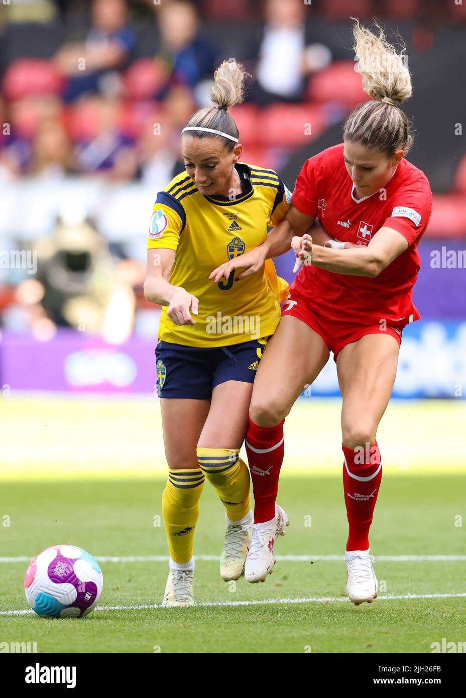 Sheffield, England, 13.. Juli 2022. Der Schwede Kosovare Asllani tritt beim Spiel der UEFA Women's European Championship 2022 in der Bramall Lane, Sheffield, gegen die Schweizerin Luana Bühler an. Bildnachweis sollte lauten: Jonathan Moscrop / Sportimage Stockfoto