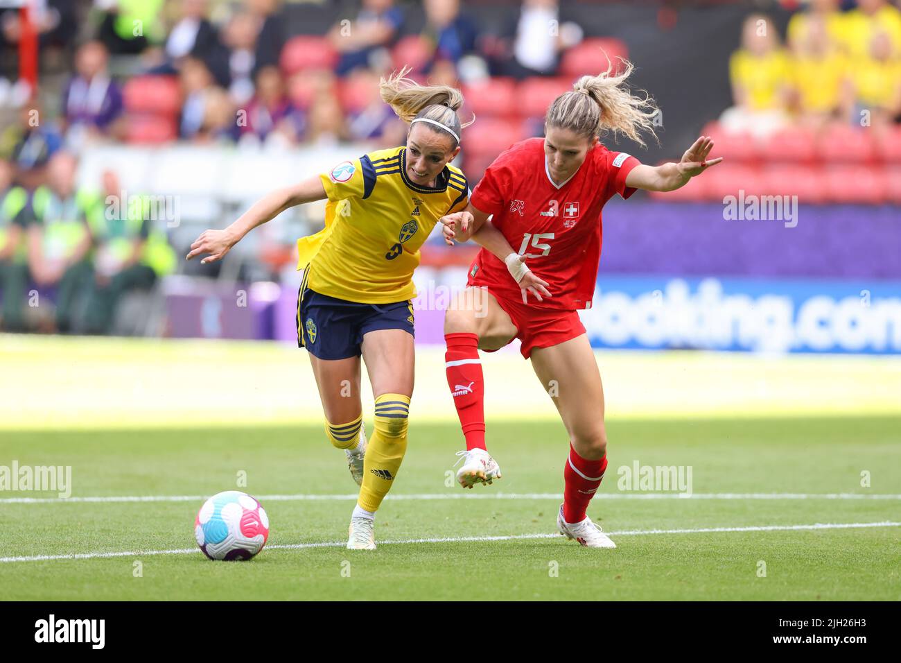 Sheffield, England, 13.. Juli 2022. Der Schwede Kosovare Asllani tritt beim Spiel der UEFA Women's European Championship 2022 in der Bramall Lane, Sheffield, gegen die Schweizerin Luana Bühler an. Bildnachweis sollte lauten: Jonathan Moscrop / Sportimage Stockfoto