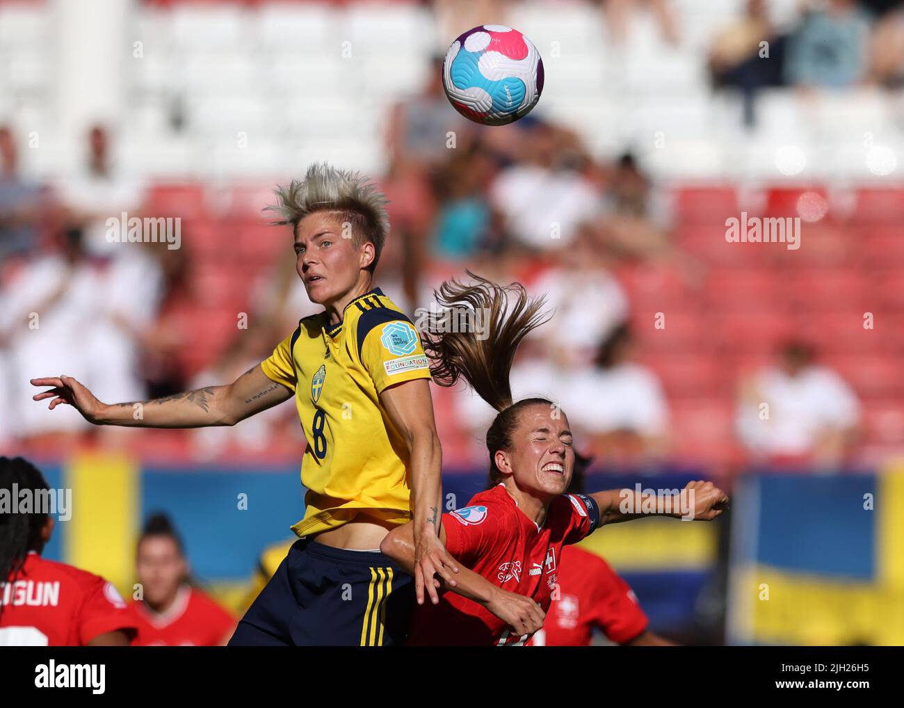 Sheffield, England, 13.. Juli 2022. Die Schwedin Lina Hurtig steht während des Spiels der UEFA Women's European Championship 2022 in Bramall Lane, Sheffield, vor Lia Walti aus der Schweiz. Bildnachweis sollte lauten: Jonathan Moscrop / Sportimage Stockfoto