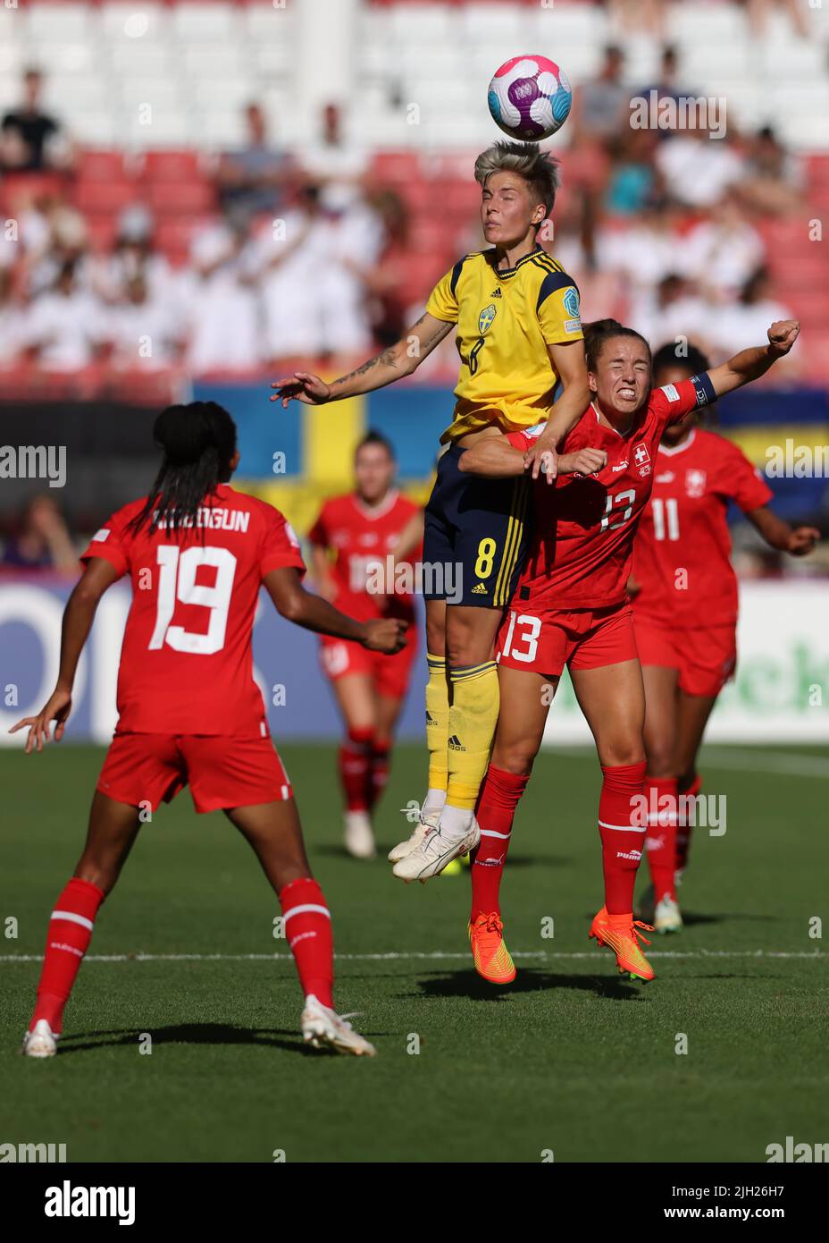 Sheffield, England, 13.. Juli 2022. Eseosa Aigbogun aus der Schweiz blickt auf die Schwedin Lina Hurtig, die sich beim UEFA Women's European Championship 2022 in Bramall Lane, Sheffield, von Lia Walti aus der Schweiz absetzt. Bildnachweis sollte lauten: Jonathan Moscrop / Sportimage Stockfoto