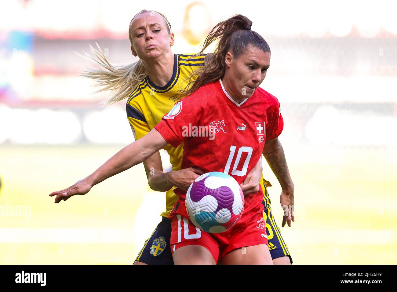 Sheffield, England, 13.. Juli 2022. Die Schwedin Amanda Ilestedt hat beim Spiel der UEFA Women's European Championship 2022 in der Bramall Lane, Sheffield, mit der Schweizer Romana Bachmann zusammengespielt. Bildnachweis sollte lauten: Jonathan Moscrop / Sportimage Stockfoto