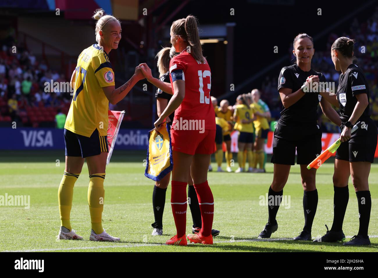 Sheffield, England, 13.. Juli 2022. Caroline Seger aus Schweden schüttelt sich beim Spiel der UEFA Women's European Championship 2022 in der Bramall Lane, Sheffield, die Hände mit Lia Walti aus der Schweiz. Bildnachweis sollte lauten: Jonathan Moscrop / Sportimage Stockfoto