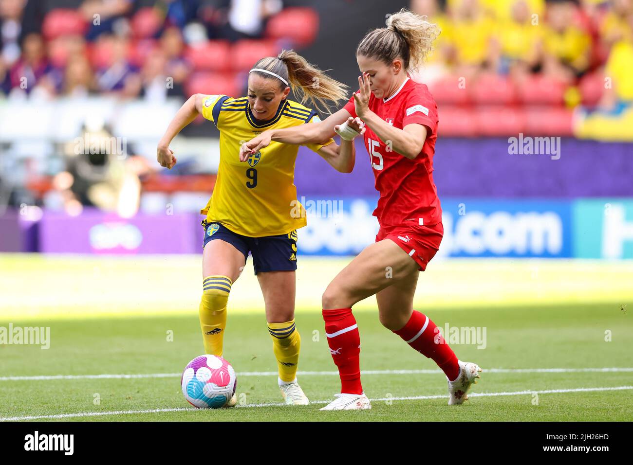 Sheffield, England, 13.. Juli 2022. Der Schwede Kosovare Asllani tritt beim Spiel der UEFA Women's European Championship 2022 in der Bramall Lane, Sheffield, gegen die Schweizerin Luana Bühler an. Bildnachweis sollte lauten: Jonathan Moscrop / Sportimage Stockfoto