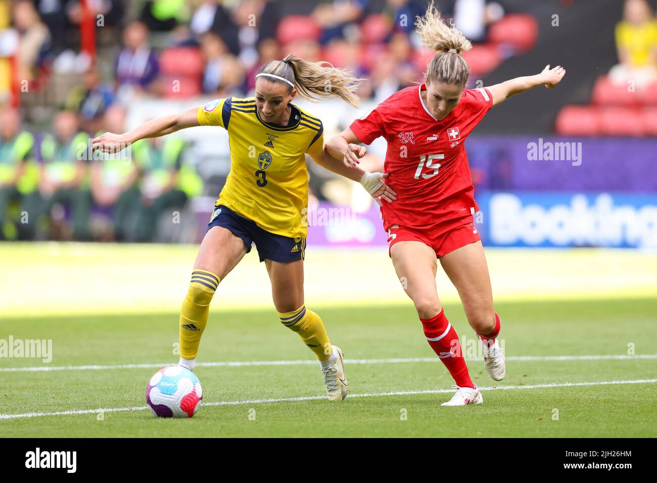 Sheffield, England, 13.. Juli 2022. Der Schwede Kosovare Asllani tritt beim Spiel der UEFA Women's European Championship 2022 in der Bramall Lane, Sheffield, gegen die Schweizerin Luana Bühler an. Bildnachweis sollte lauten: Jonathan Moscrop / Sportimage Stockfoto