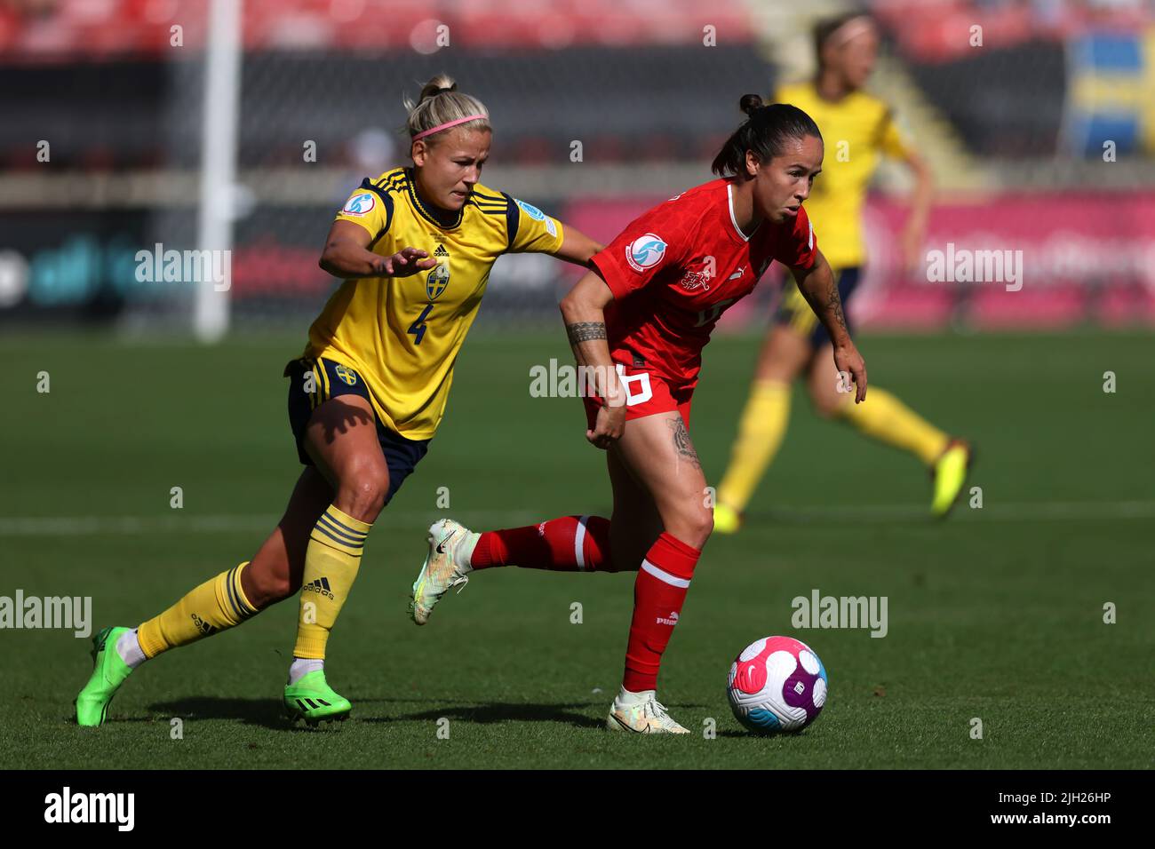 Sheffield, England, 13.. Juli 2022. Die Schweizerin Geraldine Reuteler wird von der Schwedin Hanna Glas während des Spiels der UEFA Women's European Championship 2022 in Bramall Lane, Sheffield, verfolgt. Bildnachweis sollte lauten: Jonathan Moscrop / Sportimage Stockfoto