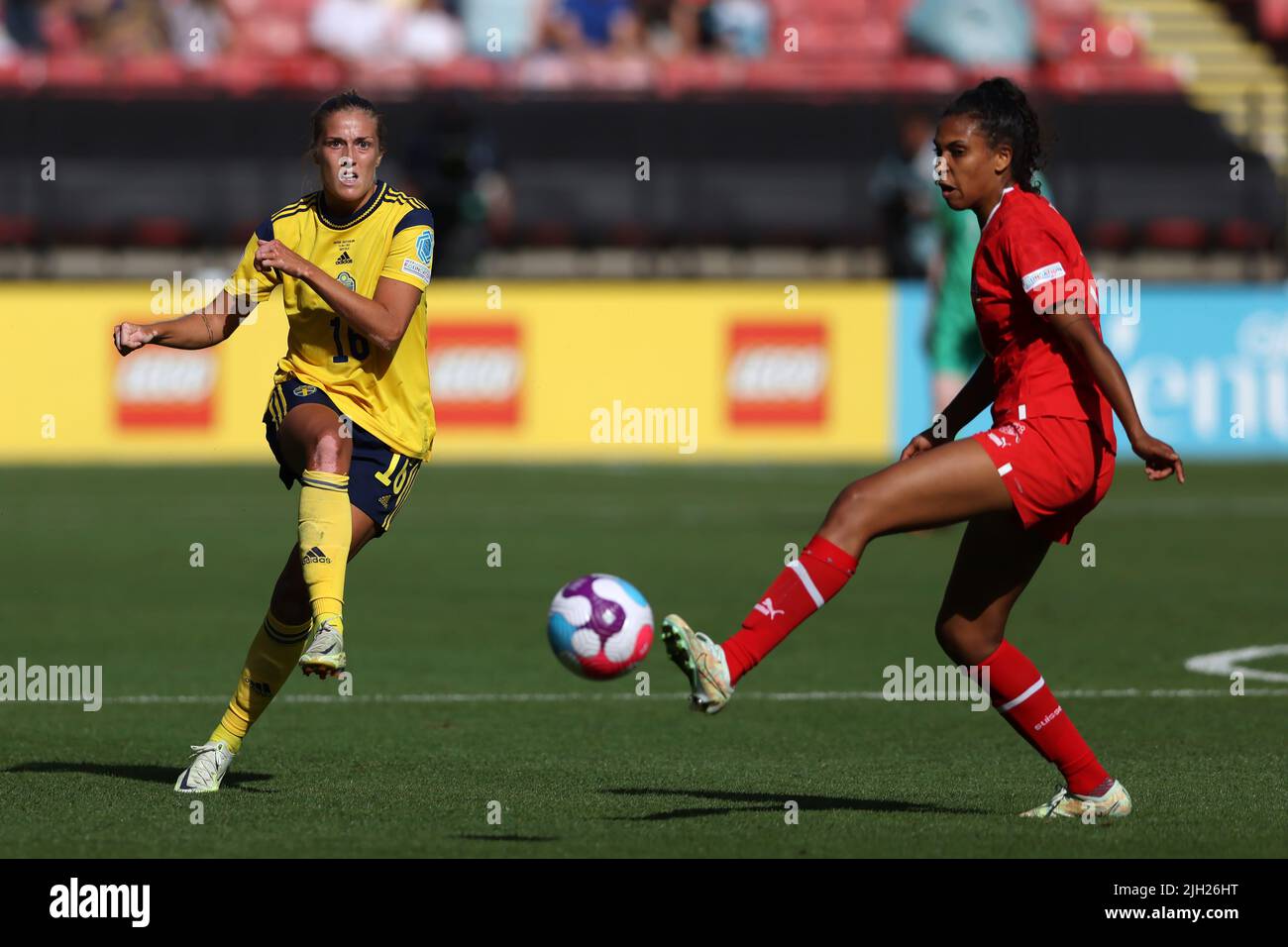 Sheffield, England, 13.. Juli 2022. Der Schwede Filippa Angeldal spielt beim Spiel der UEFA Women's European Championship 2022 in Bramall Lane, Sheffield, den Ball an Coumba Sow aus der Schweiz vorbei. Bildnachweis sollte lauten: Jonathan Moscrop / Sportimage Stockfoto