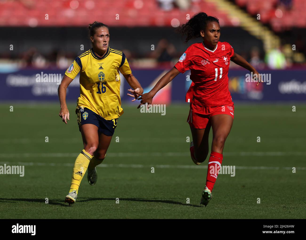 Sheffield, England, 13.. Juli 2022. Die Schweizer Coumba Sow wird von Filippa Angeldal aus Schweden während des Spiels der UEFA Women's European Championship 2022 in Bramall Lane, Sheffield, verfolgt. Bildnachweis sollte lauten: Jonathan Moscrop / Sportimage Stockfoto