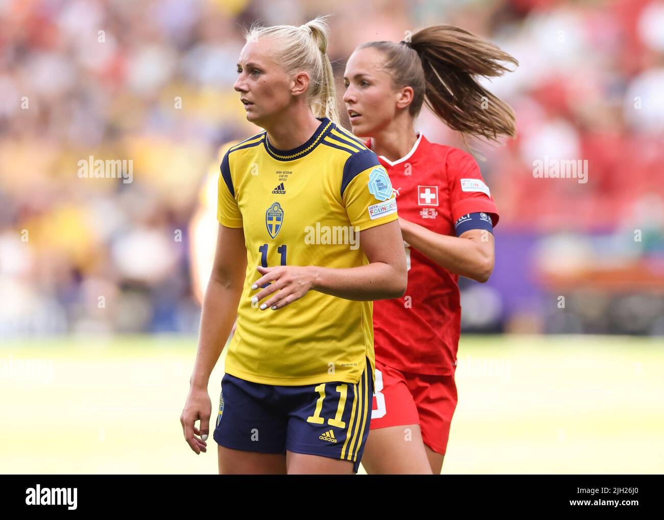 Sheffield, England, 13.. Juli 2022. Die Schwedin Stina Blackstenius wird von der Schweizer Viola Calligaris während des Spiels der UEFA Women's European Championship 2022 in Bramall Lane, Sheffield, verfolgt. Bildnachweis sollte lauten: Jonathan Moscrop / Sportimage Stockfoto
