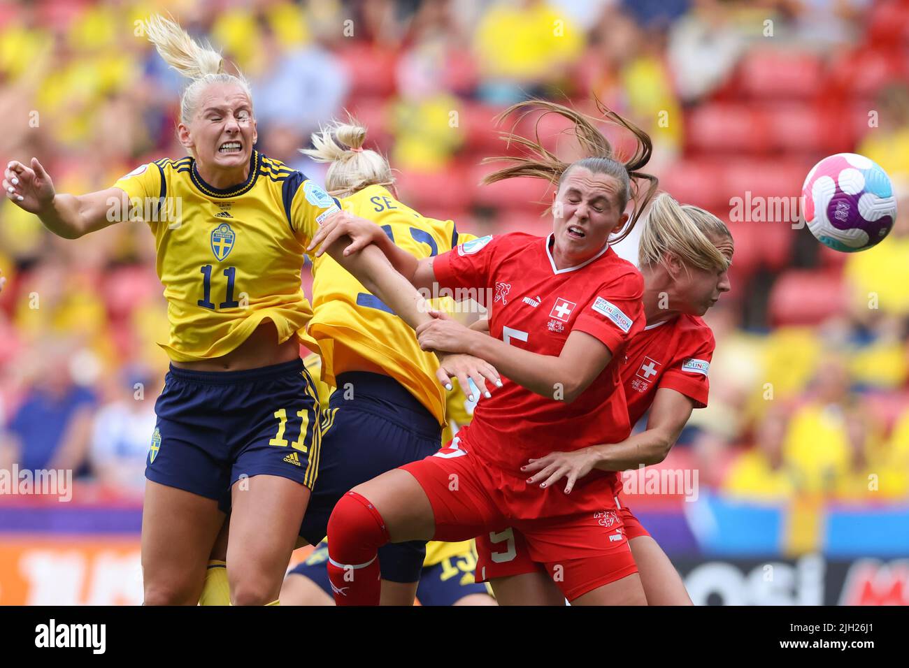 Sheffield, England, 13.. Juli 2022. Stina Blackstenius aus Schweden stößt beim Spiel der UEFA Women's European Championship 2022 in Bramall Lane, Sheffield, auf Noelle Mareitz aus der Schweiz. Bildnachweis sollte lauten: Jonathan Moscrop / Sportimage Stockfoto