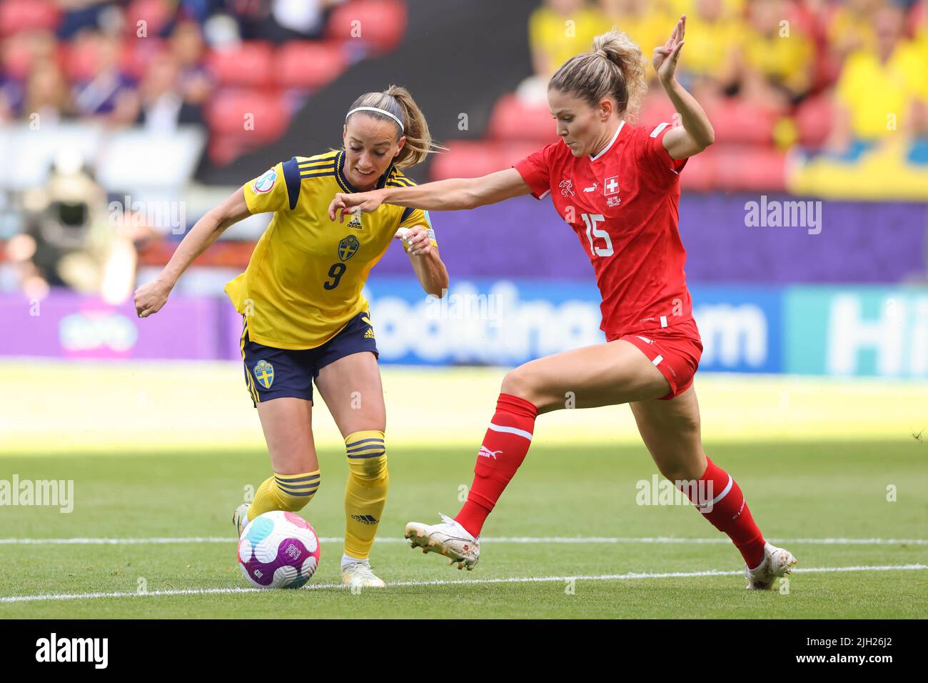 Sheffield, England, 13.. Juli 2022. Der Schwede Kosovare Asllani tritt beim Spiel der UEFA Women's European Championship 2022 in der Bramall Lane, Sheffield, gegen die Schweizerin Luana Bühler an. Bildnachweis sollte lauten: Jonathan Moscrop / Sportimage Stockfoto