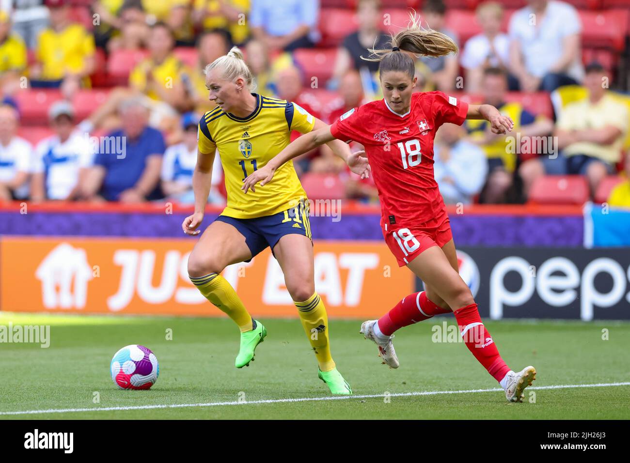 Sheffield, England, 13.. Juli 2022. Stina Blackstenius aus Schweden wendet sich während des Spiels der UEFA Women's European Championship 2022 in Bramall Lane, Sheffield, von der Schweizer Viola Calligaris ab. Bildnachweis sollte lauten: Jonathan Moscrop / Sportimage Stockfoto