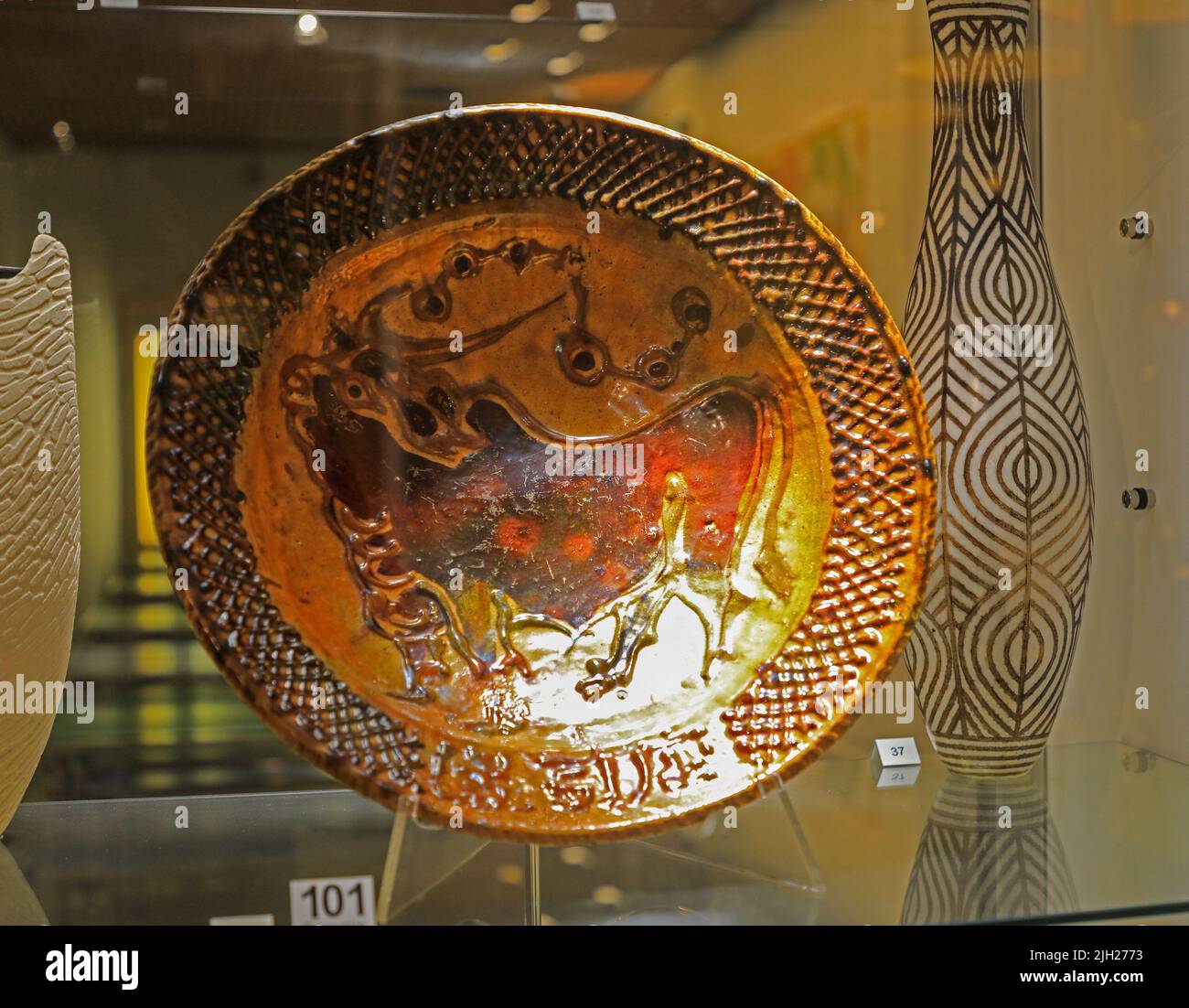 Eine Schuber-Schale von St. Ives Töpfer Hamada Shoji, ausgestellt im Potteries Museum and Art Gallery, Hanley, Stoke-on-Trent, Staff, England, VEREINIGTES KÖNIGREICH Stockfoto