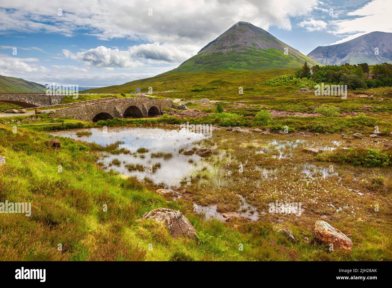 Blick auf den Glamaig Berg von der alten Brücke Sligachan auf der Isle of Skye, Schottland, Großbritannien Stockfoto
