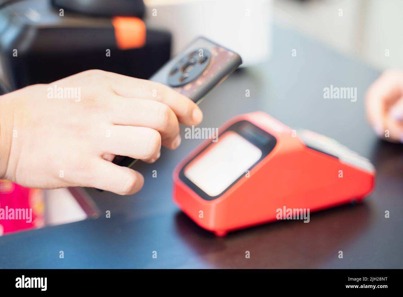 Mobiltelefone und POS-Maschinen im Büro Stockfoto