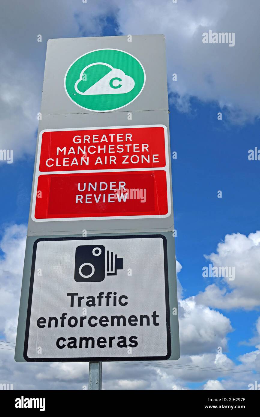 Schild an der Grenze der Greater Manchester Clean Air Zone - wird geprüft - Verkehrsdurchsetzung ANPR Cameras, Heatley/Lymm, in Richtung Frafford Stockfoto