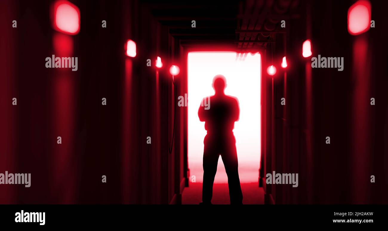 Bild der Silhouette des Mannes, der in einem dunklen Korridor steht Stockfoto