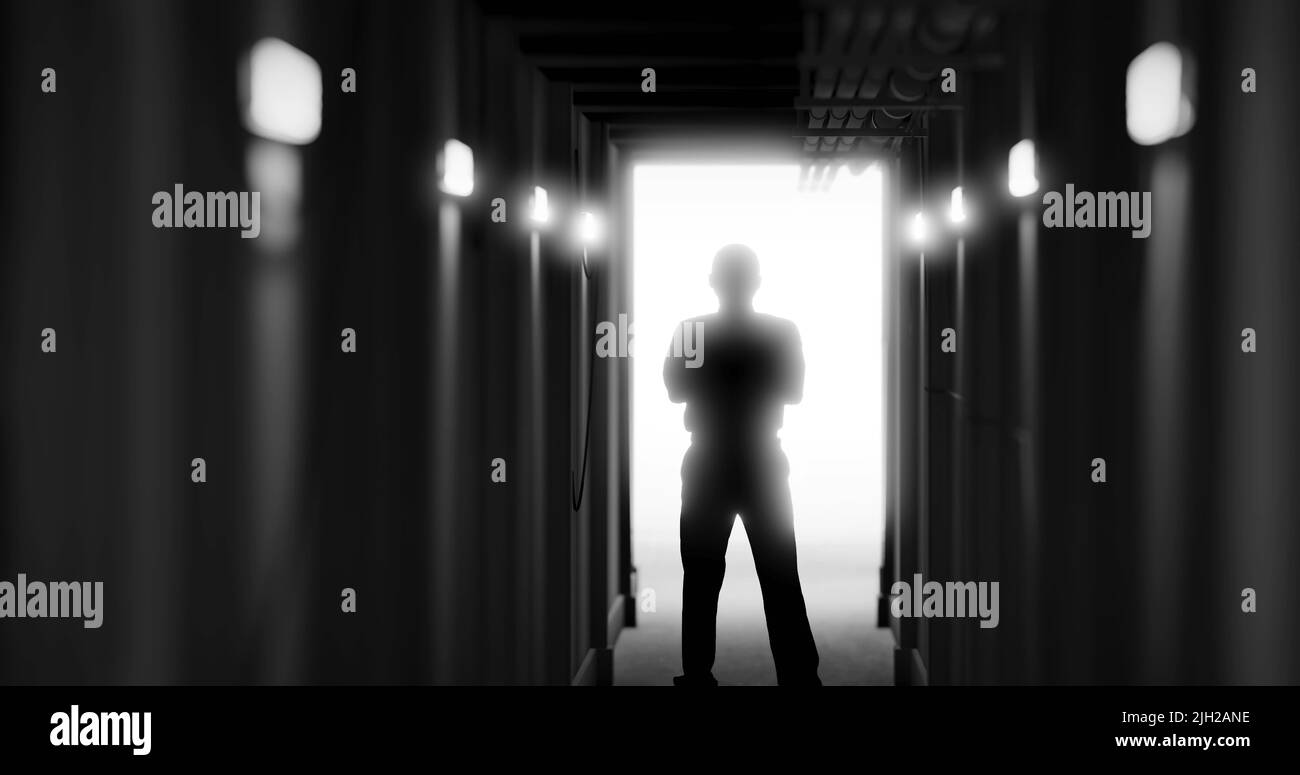 Bild der Silhouette des Mannes, der in einem dunklen Korridor steht Stockfoto