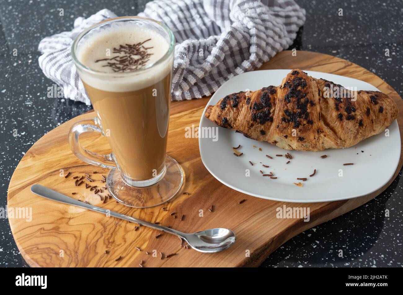 Leckeres Frühstück mit Latte und Schokoladencroissant Stockfoto