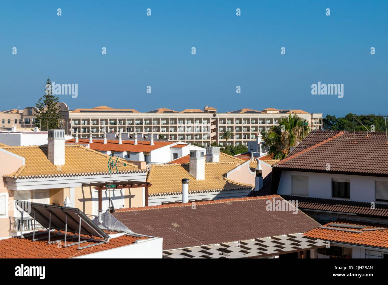 Albufeira Stadtüberblick in Südportugal, touristische Häuser und Hotels. Stockfoto