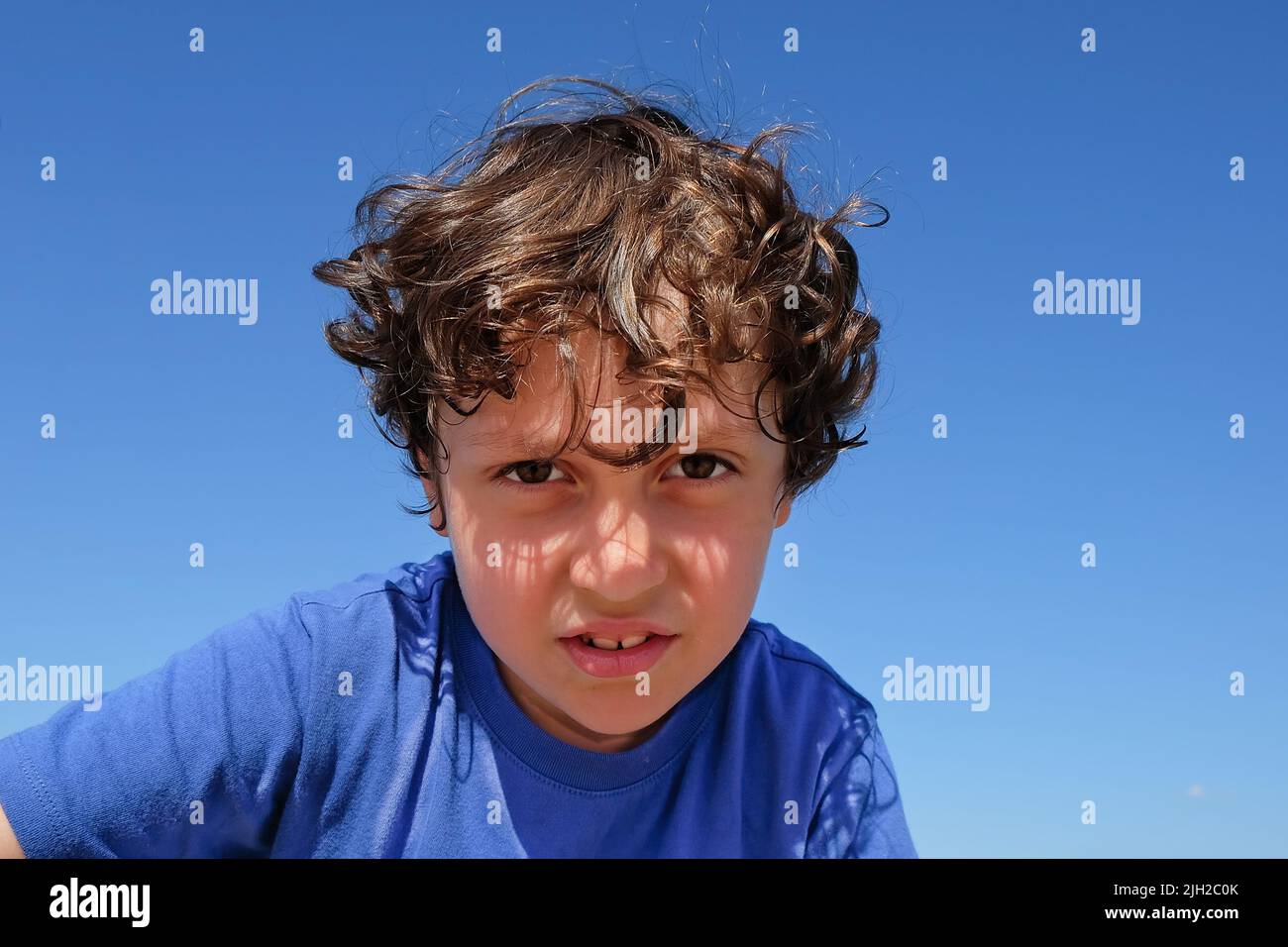 Porträt von kleinen süßen arabischen Vorschule Bully Junge mit Hasel Augen und spannende Emotion Gesicht suchen Blick mit Neugier und Interesse. Stockfoto