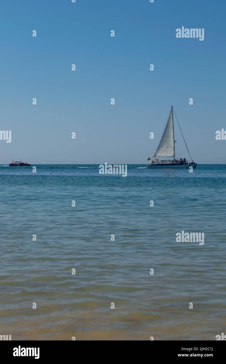 Touristische Boote, die im Sommer im Meer fahren. Boote auf dem Meer. Nautische Aktivitäten, Tourismus an Küstenorten. Bootstouren. Stockfoto