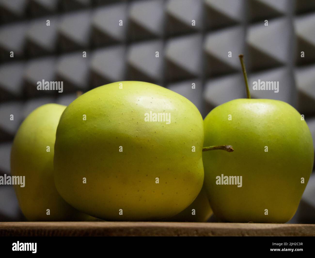 Mehrere grüne Äpfel, Seitenansicht. Nahaufnahme der Früchte. Stockfoto