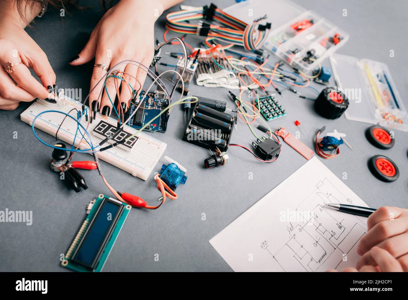 Elektronikentwicklung nach Schema Stockfoto