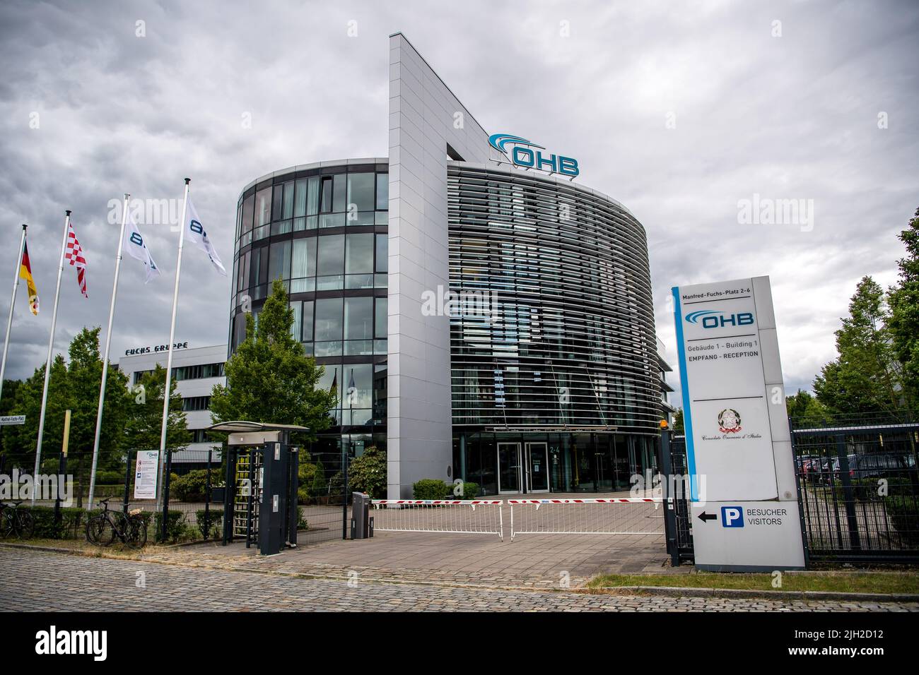 Bremen, Deutschland. 14.. Juli 2022. Das Gebäude des Raumfahrtunternehmens OHB. Baerbock besucht OHB im Rahmen ihrer Deutschlandreise. Die Reise des Ministers nach Deutschland ist Teil des Dialogprozesses der Bundesregierung zur geplanten Nationalen Sicherheitsstrategie. Quelle: Sina Schuldt/dpa/Alamy Live News Stockfoto