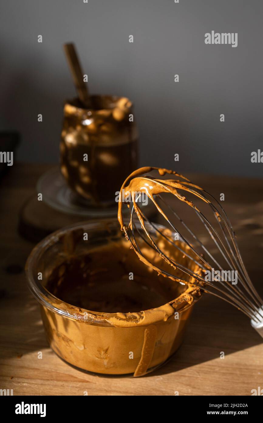 Cremiger Kaffee mit Eis. Dalgona Kaffee Stockfoto