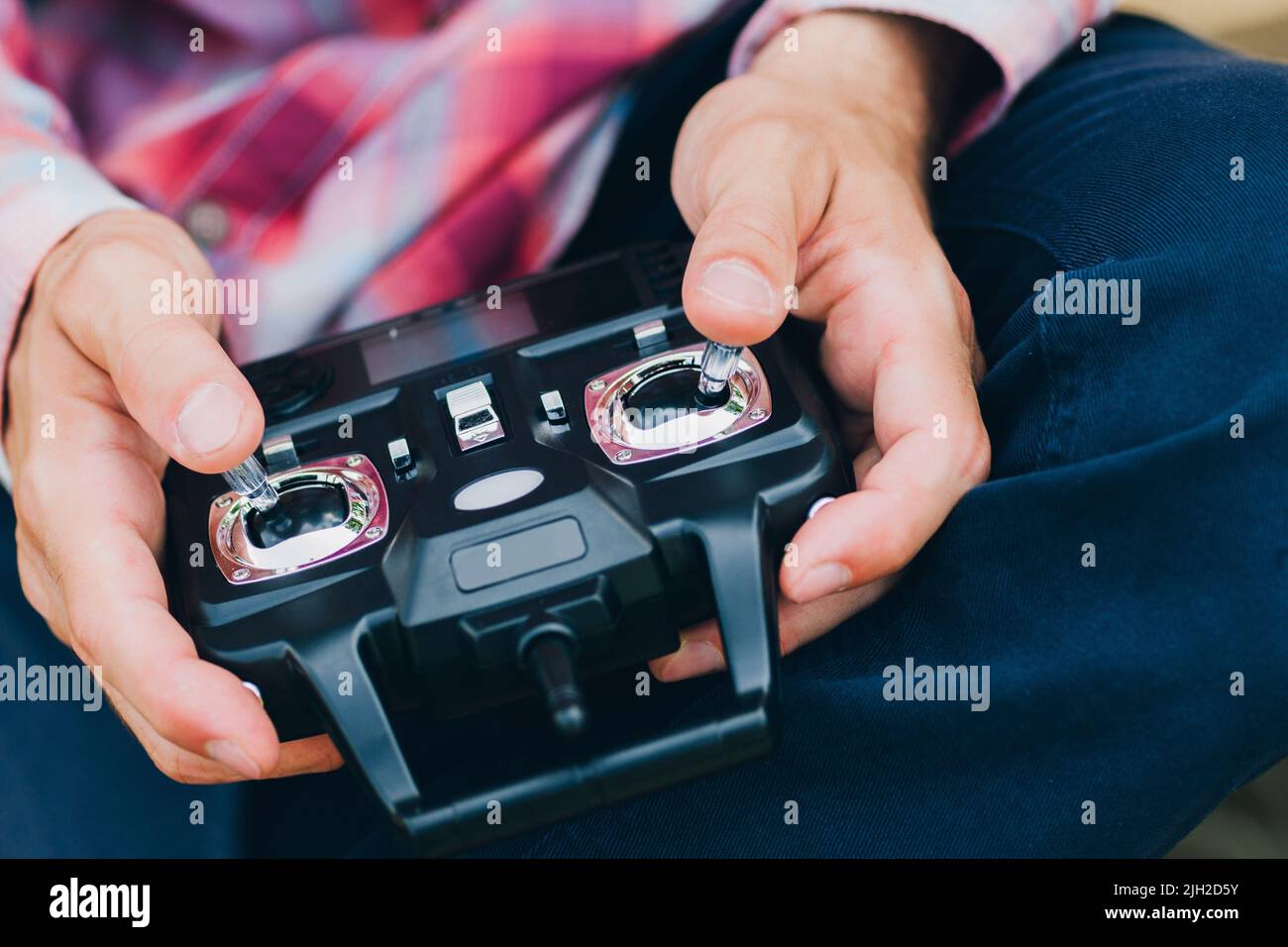 Mann spielt mit Fernbedienung Spielzeug, Nahaufnahme Stockfoto