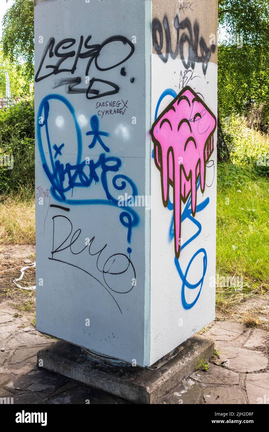 Ausdrucksstarke Graffiti-Street Art auf einer Unterführung, Cardiff, wales, Großbritannien Stockfoto