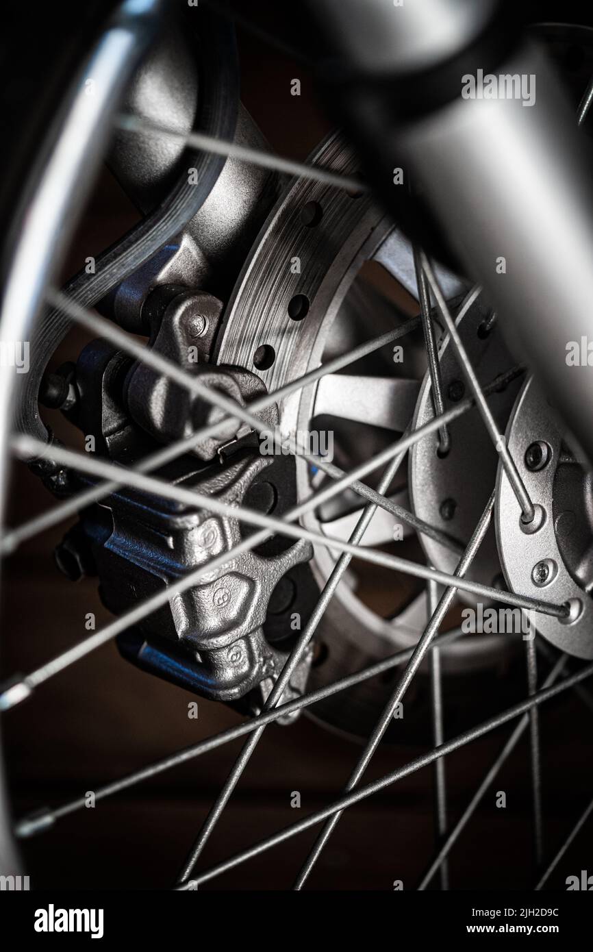 Detail der Rad- und Scheibenbremsen des modernen Motorrads Stockfoto