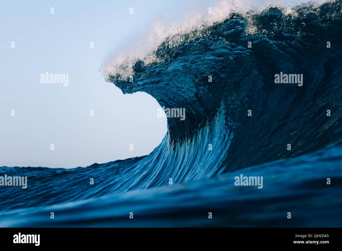 Mächtige Welle bricht im Ozean Stockfoto