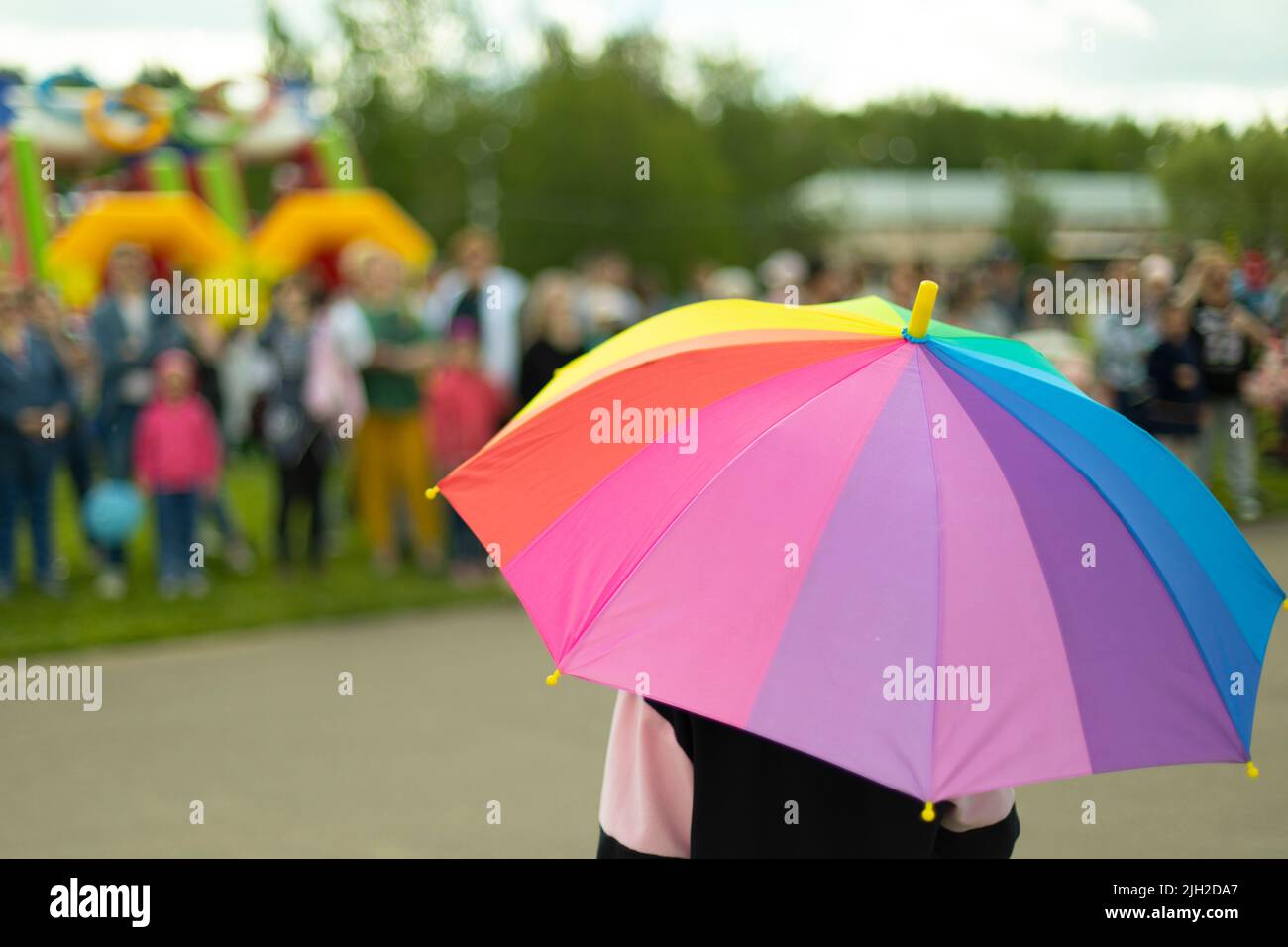 Farbiger Regenschirm im Sommer. Party auf der Straße. Stockfoto