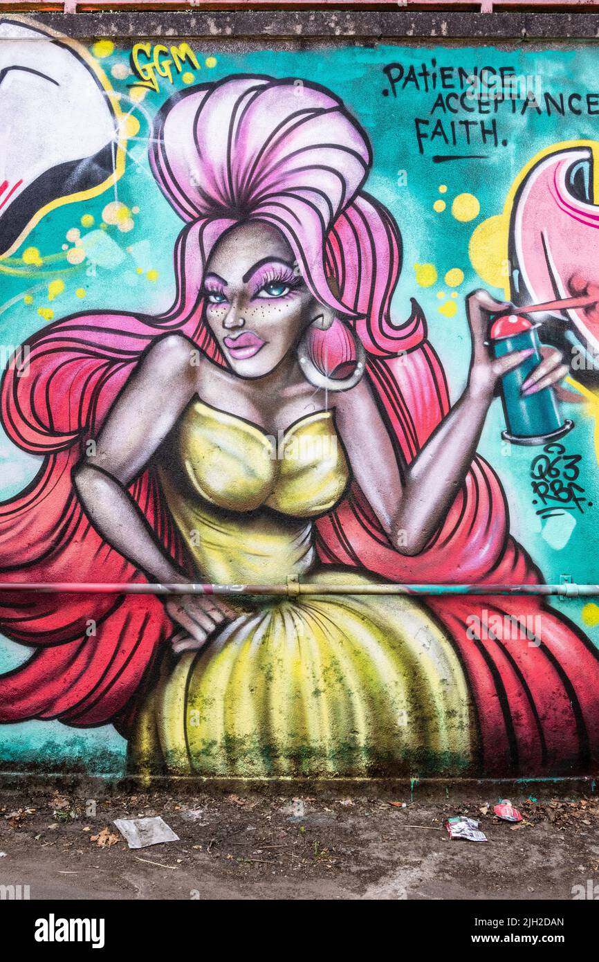 Bunte Graffiti-Straßenkunst in einer Unterführung, Cardiff, Wales, Großbritannien Stockfoto