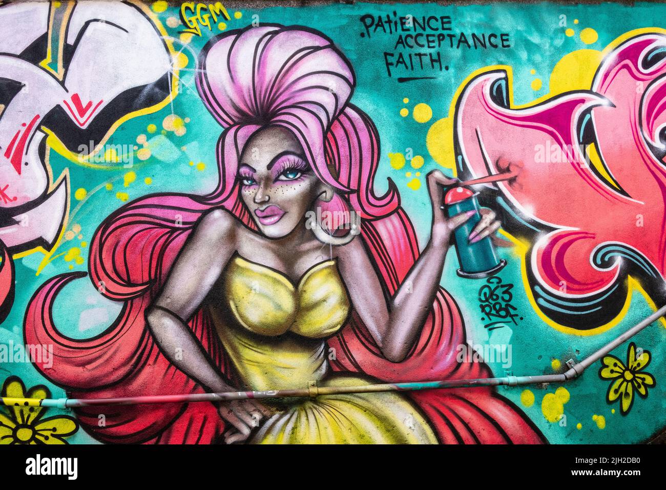 Sehr farbenfrohe Graffiti-Straßenkunst in einer Cardiff-Unterführung, Wales, Großbritannien Stockfoto