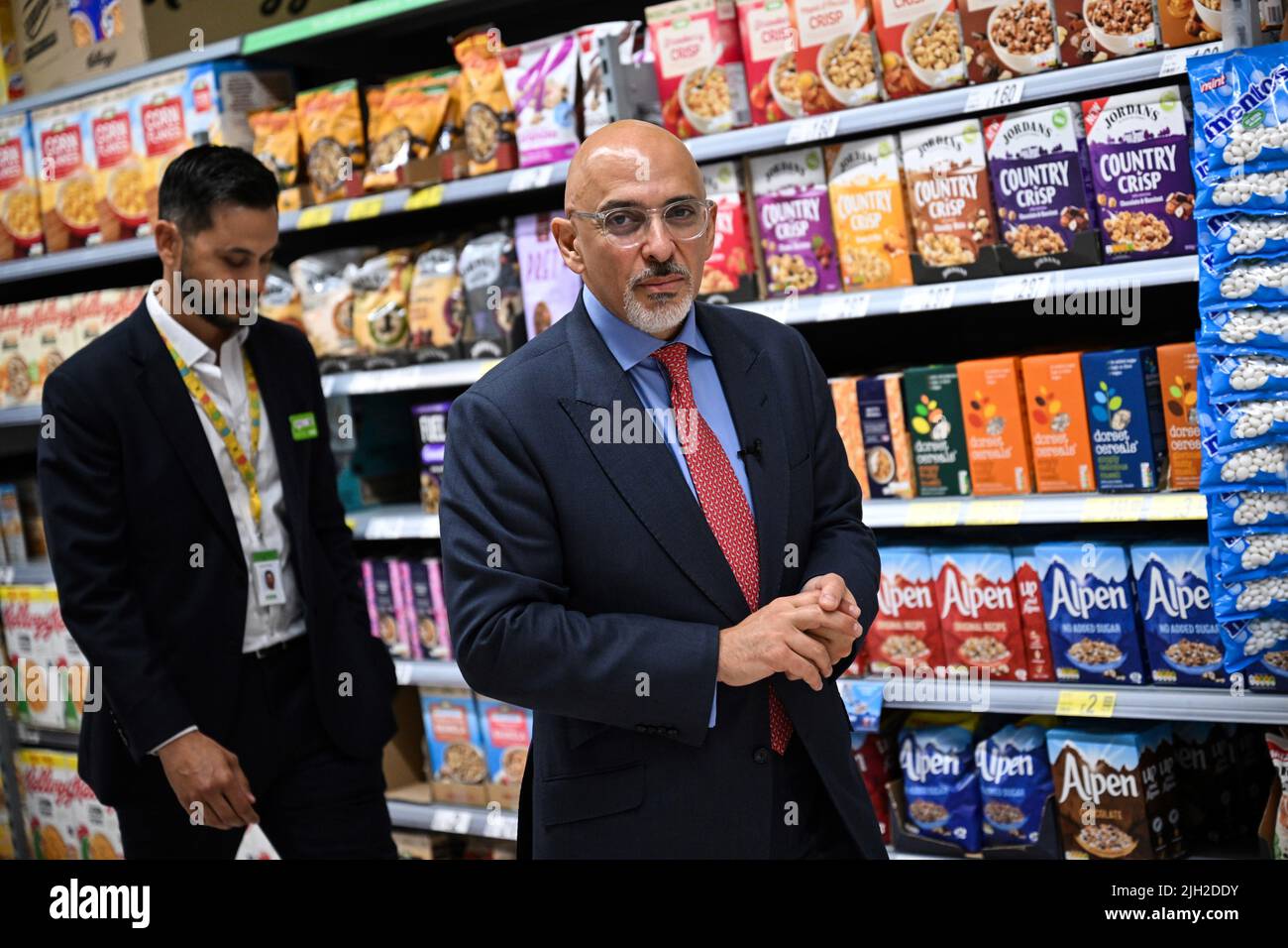 Schatzkanzler Nadhim Zahawi bei seinem Besuch in einem Asda-Geschäft in London, um die ersten Lebenshaltungskosten zu markieren, die ausgegeben werden. Bilddatum: Donnerstag, 14. Juli 2022. Stockfoto