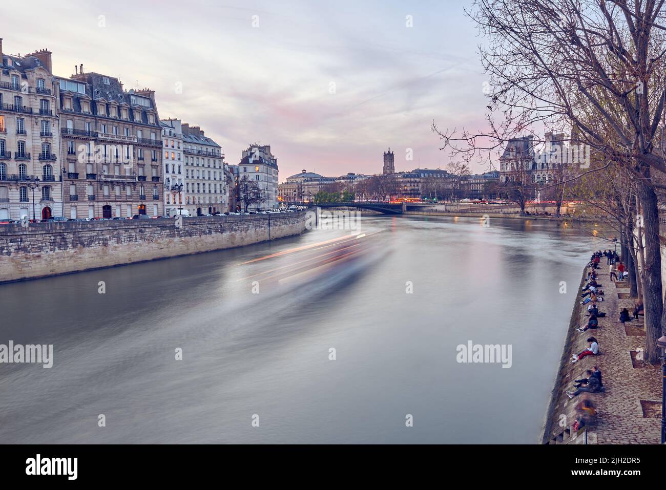 Die Menschen ruhen am Ufer der seine in Paris Stockfoto