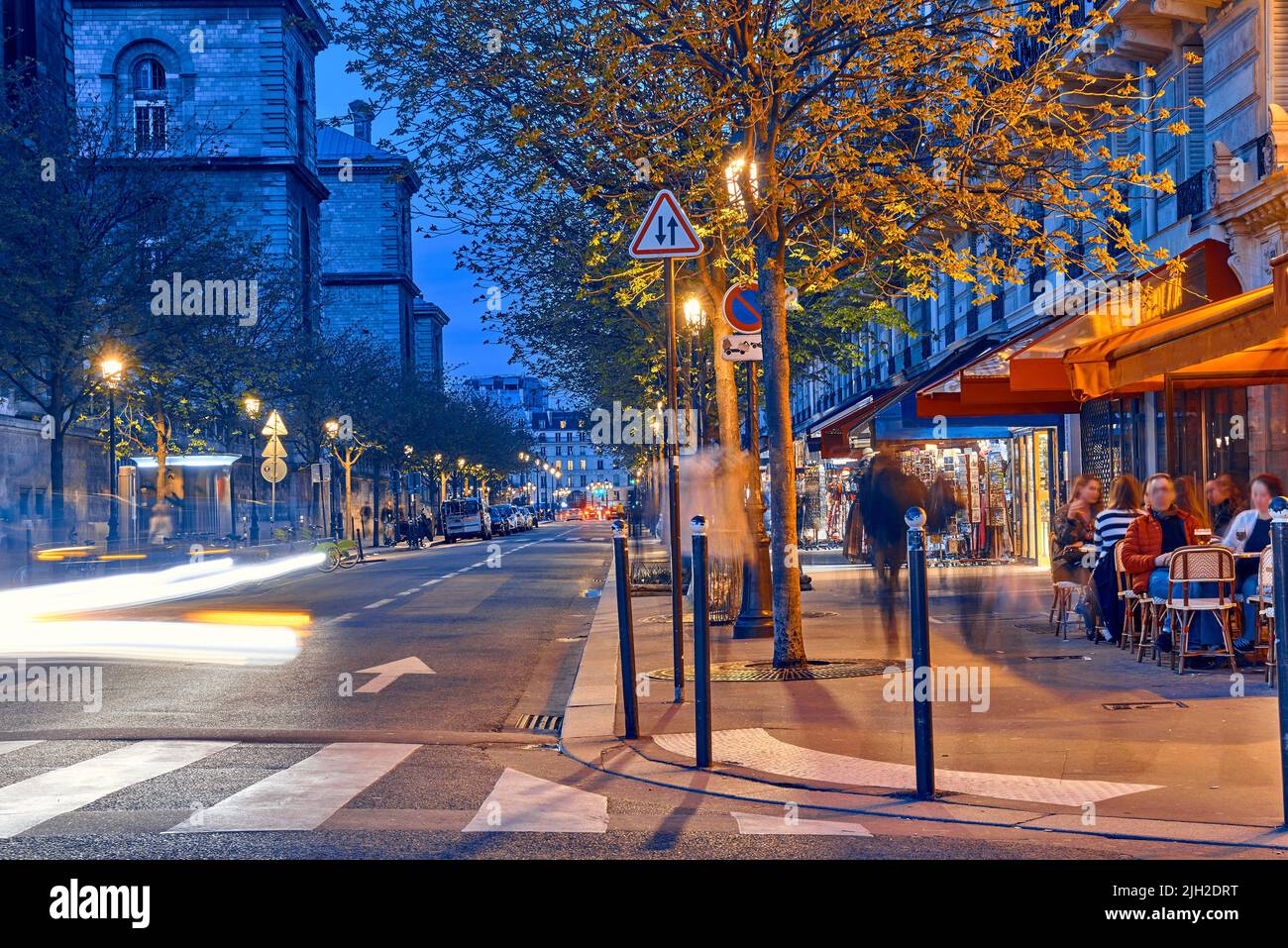 Touristenstraßen mit Cafés und Restaurants in Paris bei Nacht Stockfoto