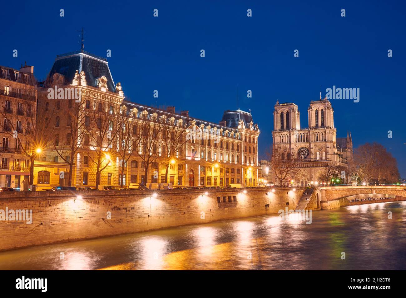 Blick auf die seine und Notre-Dame de Paris bei Nacht Stockfoto