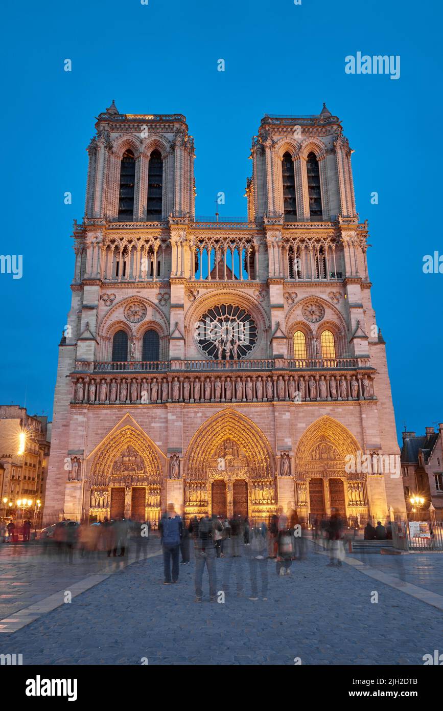 Notre-Dame de Paris, Vorderansicht bei Nacht Stockfoto