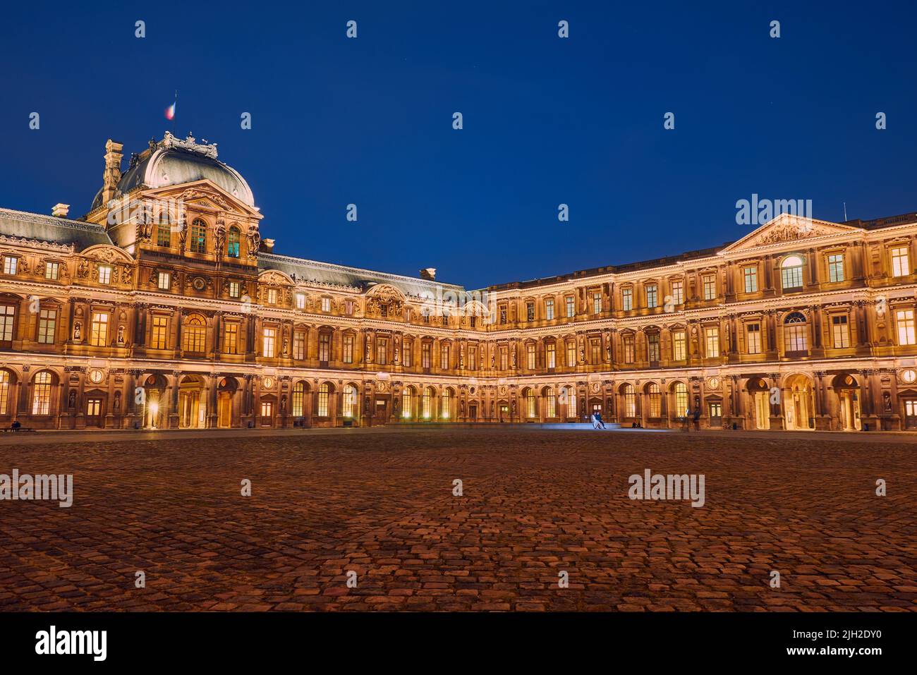 Der Louvre oder das Louvre Museum ist das größte Kunstmuseum der Welt und ein historisches Monument in Paris, Frankreich. Stockfoto