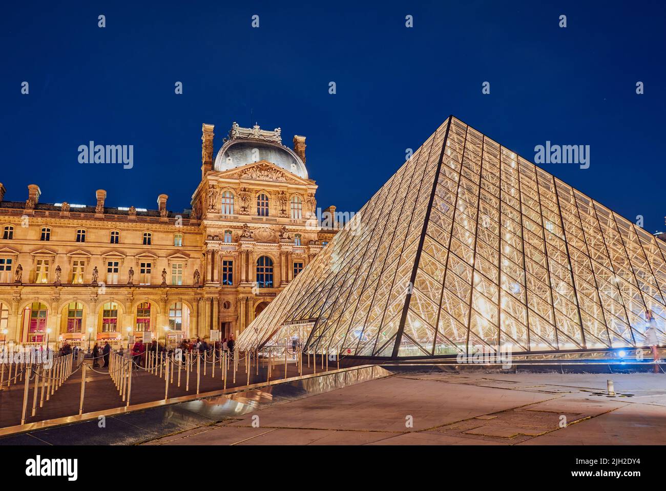 Der Louvre oder das Louvre Museum ist das größte Kunstmuseum der Welt und ein historisches Monument in Paris, Frankreich. Stockfoto