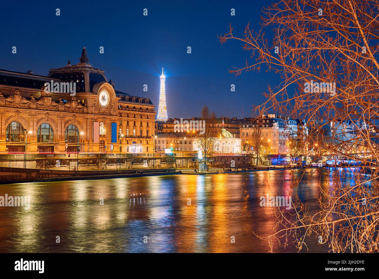 Das Musée d'Orsay in Paris bei Nacht Stockfoto