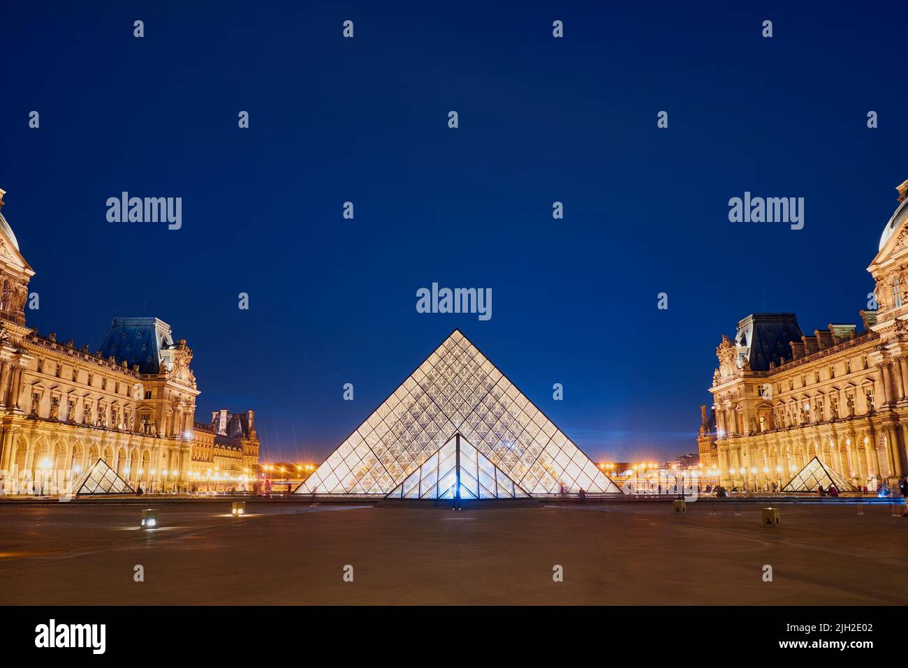 Der Louvre oder das Louvre Museum ist das größte Kunstmuseum der Welt und ein historisches Monument in Paris, Frankreich. Stockfoto